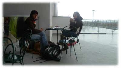 Cani educati e proprietari rilassati al bar per la colazione